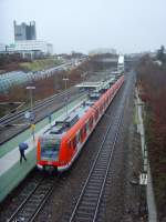 423 522-2 hlt als S1 Richtung Plochingen am Haltepunkt sterfeld.