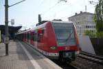 423 383-9 als S-Bahn-Linie S8 (Wiesbaden Hbf-Hanau Hbf) steht am 12.04.09 in Offenbach-Ost auf Gleis 2 abfahrbereit.Nchster Halt ist   Mhlheim/Main