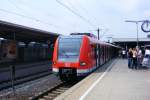 Der Stuttgarter 423 370-6 steht am 02.05.09 in Bad Cannstadt als Linie S1 (Herrenberg-Plochingen,Zug S 7132) abfahrbereit und fhrt in wenigen Sekunden weiter nach Plochingen.