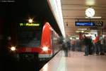 423 845-7 als S1 nach Plochingen im Stuttgarter Hauptbahnhof (tief) 25.7.09