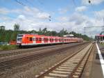 Am 25.07.09 fahren 2 unbekannte 423er als S4 (Langen-Kronberg/Ts) in   den Bahnhof Neu-Isenburg ein.