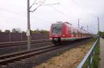 Der 423 697(197) aus Hennef(Sieg) kommend, ist kurz davor den Bahnsteig von Sindorf zu erreichen.