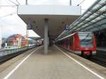 423 553-7 mit einem weiteren unbekannten Fahrzeug aus der BR 423 als S12 mit Ziel Heneff (Sieg) und ein weiterer Triebzug aus der BR 423 im Hintergrund am 27.