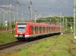 Am 07.05.2005 fuhr 423 919 auf der Linie S1 nach Wiesbaden bei Gewitterstimmung in Offenbach Ost ein.