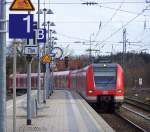 Hier rollt das Paar aus 423 218/718 und 423 202/702 bestehend, in Grafing Bahnhof ein.