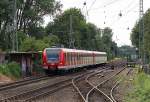 S11 nach Bergisch Gladbach, gerade fahren die Triebwagen 423 653-0 und 423 261-7 von Neuss Sd kommend in Norf ein.