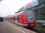 423 543(243) nach der Ankunft aus Dren (S12) in Hennef(Sieg). Bei der Einfahrt in Hennef(Sieg) hat der Triebfahrzeugfhrer schon das FIS auf  S12 Sindorf  gendert. 07.01.2006