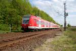 Hier kurz vorm Bahnbergang Hackenbroicher Strae sehen wir den Triebwagenzug aus 423 052-0 und 423 051-7 der auf der Linie S 11 nach Dsseldorf Flughafen unterwegs ist.