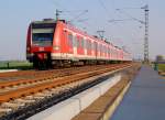 Als Fhrungsfahrzeug kommt der 423 550-3 an der Brcke ber die K33 bei Neuss Allerheiligen auf der S11 nach Dsseldorfflughafen am 28.3.2012 herangeeilt, gleich verweilt er einige Minuten am