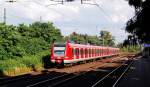 S11 bei der Einfahrt in den Bahnhof Norf am spteren Abend des 1.7.2012