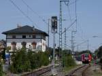 Im Bahnhof Wolfratshausen steht ein 423 als S7 nach Aying bereit; 02.08.2012 - bevor Fragen kommen: die Aufnahme entstand vom Bahnbergang Sauerlacher Strae bei (fast immer) geffneten Schranken  