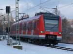 423 008 der S-Bahn Stuttgart fhrt am 09.02.13 als S3 zum Flughafen/Messe aus dem Bahnhof Oberaichen aus.