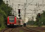 01 1066 als 012 066-7 mit Dampfsonderzug  der Langlauf  vom Ammerland nach Kln, und die Kreuzende S11, 423 197 und Schwesternzug nach Bergisch Gladbach, am 22.06.13 in Neuss-Norf.