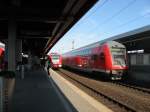 Am 28.5.13 treffen sich ein Doppelzug der BR 423 und ein Doppelstock-Steuerwagen unterwegs mit dem RE1 Richtung Aachen in Kln-Messe/Deutz.