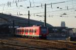 Soeben fährt am Abend des 13.03.2014 ein S-Bahnzug der BR 423 (vermutlich in Richtung Mönchengladbach) in den Kölner Hauptbahnhof ein.