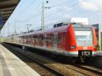 423 729-3 steht hier am 12.04.14 als S8 nach München Flugahfen/Airport in München Pasing.