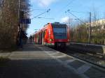 423 682-4 als S2 nach Markt Schwaben legt am Haltepunkt Poing am 21.12.14 einen Halt ein und läßt Fahrgäste aus- und zusteigen.