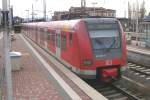423 052/552 steht kurz nach seiner Ankunft aus Hennef(Sieg) im Bahnhof Dren.