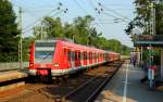 Am frühen Abend des 03.07.2015 fährt 423 196 in Neuss Süd ein, anscheinend wurde die vor dem Triebwagen sichtbare linke Schiene erst vor kurzem eingefügt 