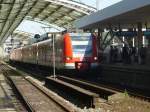 423 282 steht hier am 03.08.2015 als S13 nach Troisdorf im Kölner Hauptbahnhof.