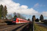 423 098-3 als S2 nach Altomünster in der Endphase seiner Beschleunigung aus dem Bahnhof Markt Schwabens heraus steuerte am 21.11.15 Poing an.