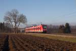 Der Morgennebel am 20.12.15 stieg zwischen Heimstetten und Grub mehr und mehr auf und die Sonne entfaltete allmählich ihre Leuchtkraft, so auch an 423 132-0 als S2 nach Erding.