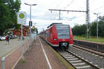 Die S5 nach Paderborn Hbf beim Halt in Emmerthal.