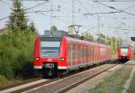 424 537 verlsst als S1 nach Minden(Westf.) Dedensen/Gmmer, whrend 424  Bond  007 als S2 nach Haste ber Hannover und Weetzen den Bahnhof soeben verlassen hat.