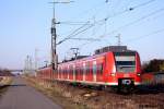 424 038 mit einer S2 auf dem Weg von Nienburg nach Haste kurz vor Weetzen am 9.3.10.