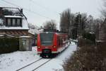 424 025 am 10.12.2010 mit der S2 nach Nienburg bei der Ortsdurchfahrt von Winninghausen, der Bahnbergang ist leider weg:-(    Zum Vergleich vom Dezember 2009:  