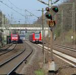 Wettrennen zwischen Quietschie (424 036-2) und 185 082-5 mit Gz. Auf dem Bild kann man natrlich nicht sehen, das der Quietschie schon einen groen Vorsprung hatte... und somit auch Sieger war. Aufgenommen am 02.04.2011 in Dedensen-Gmmer.