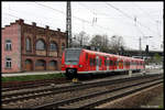 425027-0 fährt hier am 24.3.2017 um 12.09 in Großsachsen - Heddesheim nach Bensheim ab.