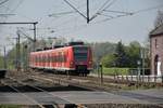 Aus Heinsberg kommend fährt der Zug hier in Lindern auf Gleis 3 ein, wo schon zwei 426 ziger Triebwagen auf den 425 571-1 warten, um dann gemeinsam gen Aachen Hbf die Reise fort zu setzen am Sonntagnachmittag den 9.4.2017