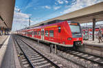 425 231-8 und ein weiterer 425, halten als S3 38363 (Germersheim - Speyer Hbf - Heidelberg Hbf - Karlsruhe Hbf) in Mannheim Hbf.