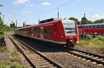 425 064-3 fährt am 3.7.2017 als RE11 (RE10014)  Rhein-Hellweg-Express  von Hamm(Westf) nach Düsseldorf Hauptbahnhof in den Bochumer Hauptbahnhof ein.