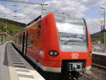 425 085 hielt am 09.05.2017 als RB 15694 nach Aschaffenburg Hbf in Partenstein.