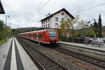 Am Mittag des 28.10.2017 kommt ein vom 425 214-4 geführter S1 Zug in Neckargerach eingefahren, gleich wird er nach Zwingenberg aufbrechen an diesem Samstagmittag.