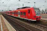 425 561-6 und 425 062-7 erreichen am 18.8.2017 als RE11 (RE10011)  Rhein-Hellweg-Express  von Düsseldorf Hauptbahnhof nach Hamm(Westf) den Dortmunder Hauptbahnhof.