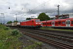 Gerade als der 425 102 als RB 27 in Rheydt einfährt, durchfährt die 185 011-4 Rheydt in Richtung Aachen West mit einem Klv.