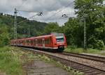 Hier verlässt der 425 320-9 gerade Neckargerach am 24.5.2018 gen Zwingenberg/Neckar, er ist als S2 nach Kaiserslautern unterwegs.