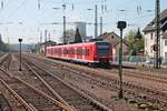 Ausfahrt am 12.04.2017 von 425 138-5 als RB70 (Kaiserlautern Hbf - Merzig (Saar)) aus dem bahnhof von Ensdorf (Saar) in Richtung Saarlouis.