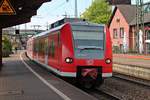 Als RB70 (Merzig (Saar) - Kaiserlautern Hbf) fuhr am 12.04.2017 der 425 633-5 in den Bahnhof von Völklingen ein.