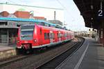 Am 12.04.2017 fuhr 425 129-4 als RB71 (Homburg (Saar) Hbf - Trier Hbf) aus dem Völklinger Bahnhof in Richutng Dillingen (Saar) fuhr.