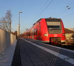 Die Rhein Niers Bahn (RB33) kommt die Kohlscheider-Rampe hoch aus Duisburg-Hbf/Heinsberg-Rheinland) nach Aachen-Hbf und hält in Kohlscheid und fährt in Richtung