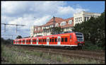 DB Elektrotriebwagen 425041 ist hier am 4.8.2002 als R 12603 aus Richtung Osnabrück kommend auf dem Weg nach Paderborn und passiert gerade das Automuseum in Melle.