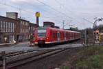 Leihquietschi 425 142 als RB 27, wie das kreative Pappschild verrät, in Jüchen auf dem Bü Kölner Straße gen Rheydt nach Mönchengladbach fahrend von mir am Abend es