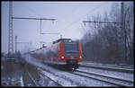 DB 425156-7 ist hier am ehemaligen Bahnhof Velpe am 4.1.2004 um 11.35 Uhr unterwegs nach Osnabrück.