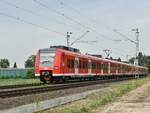 425 571-7 führt einen RE8 nach Mönchengladbach Hbf bei Gubberath Fürther Hecke am Abend des 4.6.2019