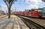 425 561-8 fährt am 25.05.2019 als RE8 (RE10816)  Rhein-Erft-Express  von Troisdorf nach Mönchengladbach Hauptbahnhof in den Kölner Hauptbahnhof ein.