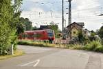 Aus Gleis 2 fährt am Abend des 7.7.2019 der 425 712 Kaiserslautern als S6 nach Bensheim aus Heddesheim/Hirschberg aus.